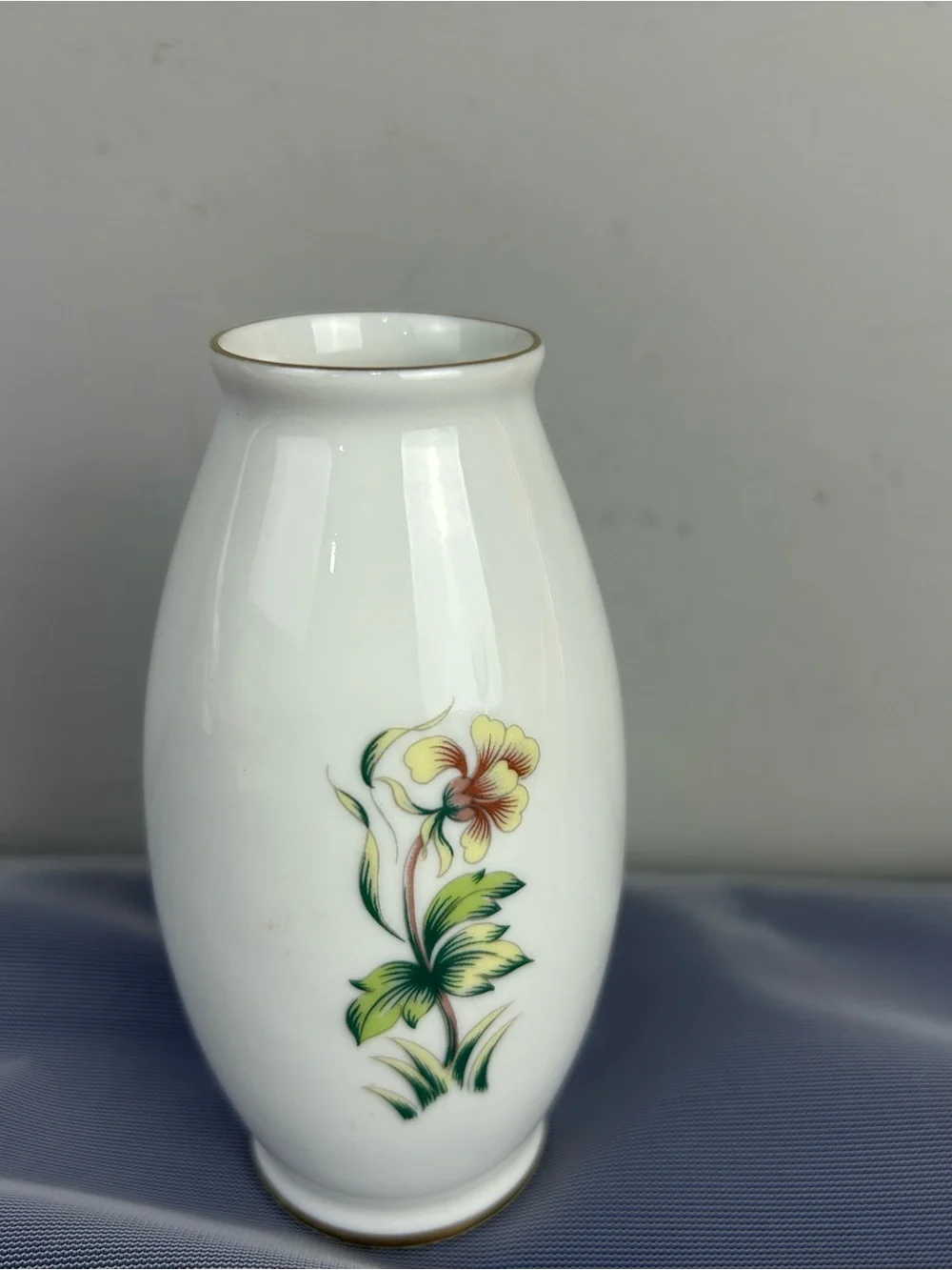 Vintage Hollohaza Hungary Porcelain floral vase with goldctrim 6